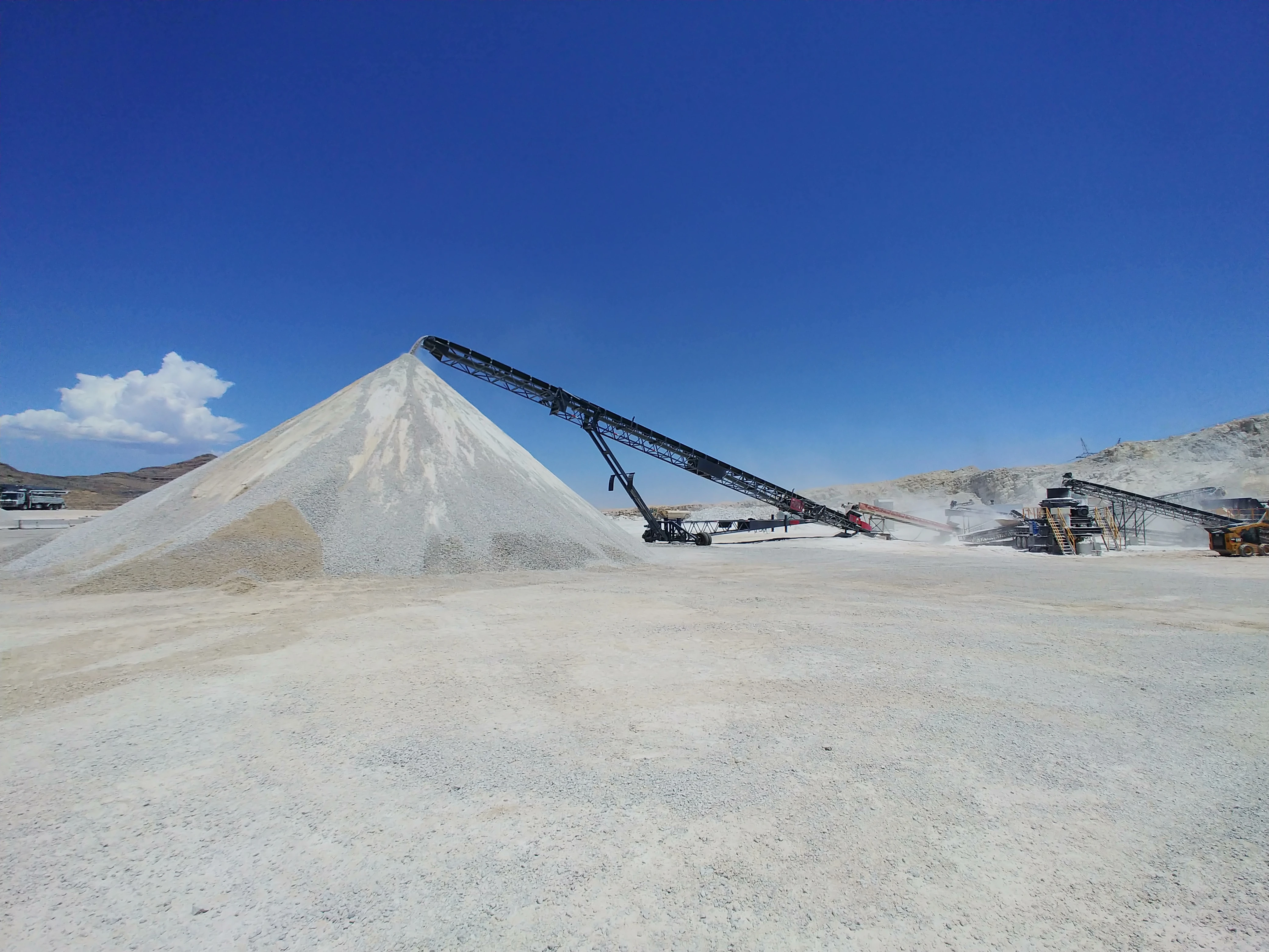 Apache radial stacker conveyor building an aggregate stockpile